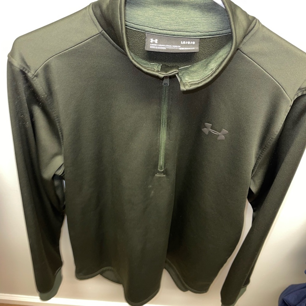 Under Armour Mens light weight fleeced , 1/2 zip pullover.  Size L. Like new!!